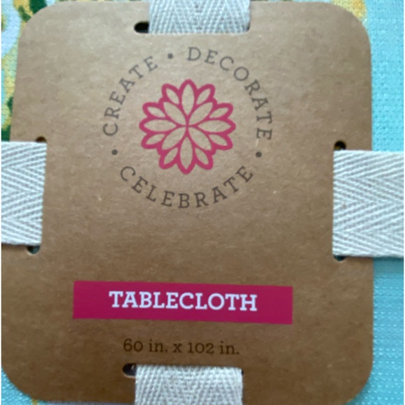 NWT Pretty Blue Oblong Table Cloth with a Floral Print - Picture 2 of 6